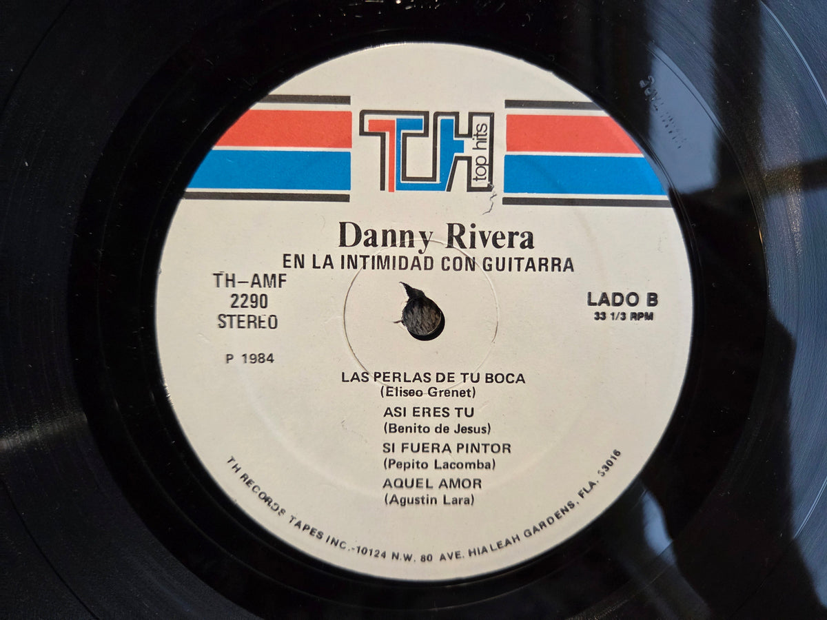 DANNY RIVERA EN LA INTIMIDAD CON GUITARRAS