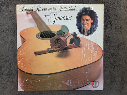 DANNY RIVERA EN LA INTIMIDAD CON GUITARRAS