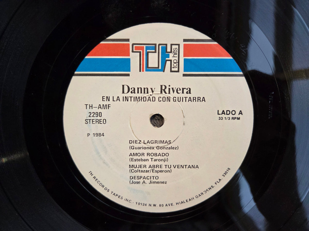 DANNY RIVERA EN LA INTIMIDAD CON GUITARRAS